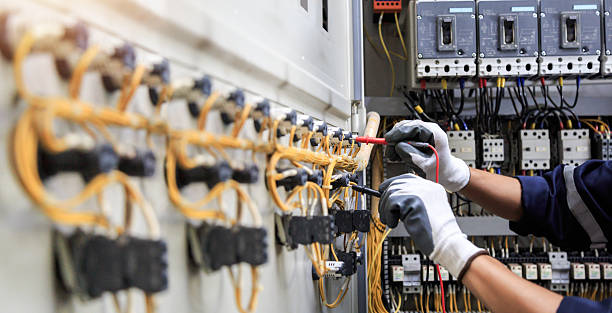 Professional Electrician technician working in Duquesne, MO